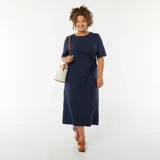 Vestido midi azul marino de corte recto, con mangas cortas, cuello redondo y detalle drapeado con nudo en la cintura.