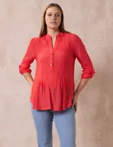 Blusa blanca de gasa bambula, marca Zac & Rachel. Cuello a la base, escote en V con apertura y botones. Largo de manga regulable con presilla y botón.
