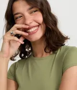 Blusa básica de poliamida color blanco, con mangas cortas y cuello redondo.