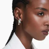 Par de aros colgantes plateados con incrustaciones de circonias Swarovski de diferentes formas y tamaños.