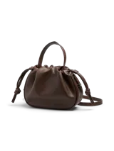 Cartera marrón de efecto cuero con asa superior y correa ajustable. Cierre magnético y bolsillo interior.