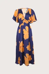 Vestido largo azul con estampado de flores color naranja, escote en V y mangas cortas estilo mariposa.