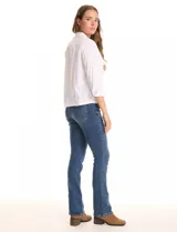 Camisa blanca de manga 3/4 con puños doblados, cuello en V y cierre de botones frontal. Presenta dos bolsillos delanteros con detalles de tachas metálicas.