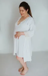 Camisón blanco de algodón con puntilla en mangas y escote, con abertura cruzada para lactancia.