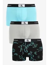 Pack de tres bóxer Calvin Klein de algodón elástico, con cinturilla elástica con logo repetido. Incluye un bóxer celeste liso, uno gris liso y uno negro con estampado de logos en celeste.