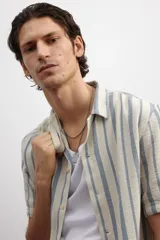 Camisa de manga corta con cuello resort, a rayas verticales color celeste y beige.