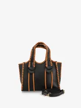 Cartera negra de cuero con asa corta y correa larga regulable. Tiene detalles de costuras visibles a contratono.