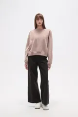 Buzo de manga larga color malva/rosado pálido, de corte holgado y cuello redondo.