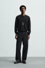 Jersey de hombre regular fit color gris oscuro, tejido en hilatura con mezcla de lana y cashmere. Cuello redondo y manga larga con acabados en rib.