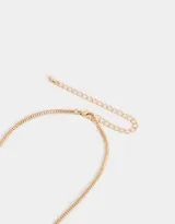 Collar corto dorado con cadena de eslabones cuadrados y dijes de arandelas con strass blancos y rosados.
