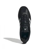 Zapatillas Adidas VL Court 3.0 para hombre, color negro con las tres tiras laterales en blanco y suela marrón.