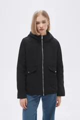 Campera negra con capucha y forro de piel sintética.