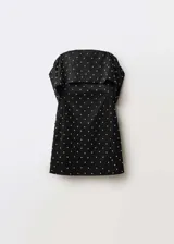 Vestido corto negro con escote strapless y detalle de strass plateados.