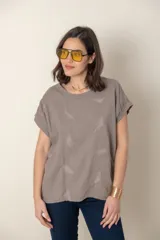 Blusa italiana color celeste con bordado de plumas al tono en el frente, confeccionada en lino y algodón.