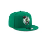 Gorro New Era verde con el logo de los Boston Celtics bordado en el frente. Diseño 9Fifty con visera plana y cierre snapback ajustable.