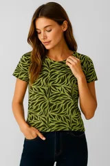 Remera de manga corta con estampado abstracto en tonos verde oliva y negro.