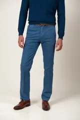 Pantalón de vestir azul, de corte clásico y confeccionado en algodón.