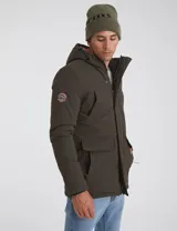 Parka verde militar de nylon con forro capitoneado color naranja, capucha con piel sintética desmontable, relleno de guata, bolsillos en pecho y bajos con cierre y parche personalizado en manga.
