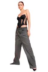 Pantalón de jean gris de corte ancho y tiro alto.