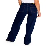 Pantalón de jean celeste de pierna ancha con roturas en ambas rodillas.