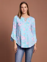 Blusa de seda fría estampada con flores en tonos celeste y rosa, marca Ruby Rd. Tiene cuello redondo con escote en V entrelazado y mangas 3/4 acampanadas.