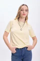 Remera básica de manga corta color amarillo.