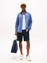 Camisa celeste con estampado de lunares blancos, de manga larga y corte regular.