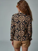 Blusa con cuello mao y estampado floral en tonos verde y blanco.