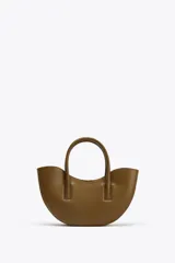 Bolso shopper de mano color marrón, con asa doble y correa bandolera extraíble. Tiene cierre imantado y un bolsillo interior con cremallera.
