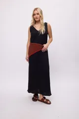 Vestido negro de algodón con escote en V y corte irregular en el ruedo.