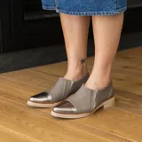 Zapato Pietra color gris con puntera metálica, confeccionado en cuero vacuno.