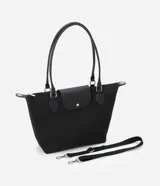 Cartera grande negra de poliéster con cierre de cremallera y solapa. Tiene doble asa, una fija para el hombro y otra transversal desmontable.