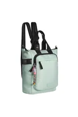 Mochila de color beige con detalles en negro, con correas ajustables y asa superior.