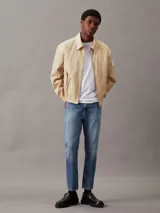 Pantalón de jean celeste de corte recto, con tiro alto y pierna holgada.