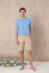 Remera lisa color rosa con logo bordado en el pecho, confeccionada en 100% algodón.