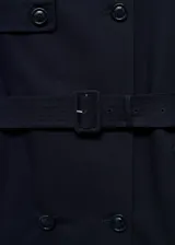 Trench coat azul marino con doble botonadura, cinturón ajustable, cuello de solapa, trabillas en los puños y abertura posterior en el bajo.