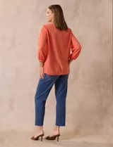 Blusa blanca texturada marca Ruby Rd, con escote redondo y mangas 3/4 con puño elastizado y apliques de broderie. Confeccionada en poliéster y elastano.