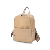 Mochila color beige de nylon resistente, con cierre principal y bolsillo frontal. Cuenta con detalle en simil cuero y bolsillo pequeño. Bolsillo trasero con cierre y bolsillos laterales para mayor comodidad. Correas a tono.