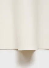 Falda midi color crudo, de tejido de punto fino y corte peplum.