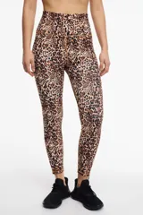 Calza deportiva larga color violeta de tiro alto.