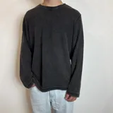 Buzo negro de micropanal con cuello redondo y mangas largas.