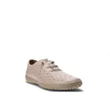 Zapato Lombardino color amarillo crema con perforaciones.