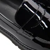 Zapato mocasín de charol negro con detalle de antifaz y suela track.