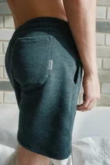 Bermuda deportiva gris melange con cintura elástica y cordón ajustable.