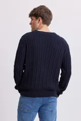 Buzo azul marino de punto con diseño de ochos.