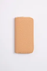 Billetera rectangular color beige con cierre de cremallera y textura tejida en relieve.