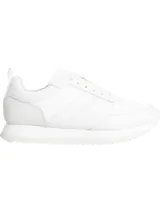 Zapatillas deportivas blancas de cuero con suela de goma y logo grabado en los laterales.
