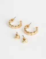 Set de dos pares de aros dorados: un par de aros pasantes con forma de corazón y un par de aros argolla con corazones.