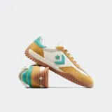 Championes Converse Run Star Trainer color crema, con detalles en amarillo y verde agua.