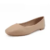Balerinas color beige con punta redondeada y suela plana.